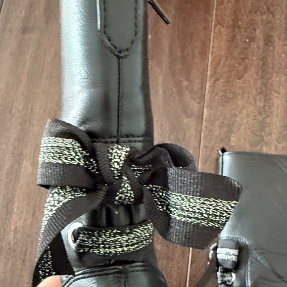 Super cute Toddler Girls Stylish Kids Black Boots with Bow Accent! Worn one time - Picture 6 of 8